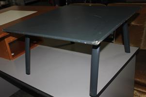 TAVOLINO BASSO GRIGIO IN METALLO
