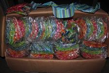 2 SCATOLONI DA +400 PZ CIASCUNA BANDANE CON VISIERA VARI COLORI
