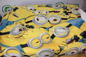 2 PLAID MINIONS IN PILE 100 X 150 CM
