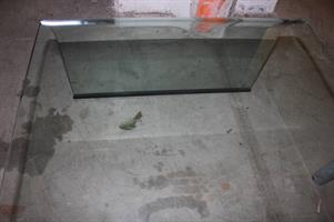 TAVOLINO BASSO DA SALOTTO IN VETRO CON CAPITELLO