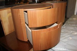 COPPIA DI COMODINI CON CASSETTI IN LEGNO