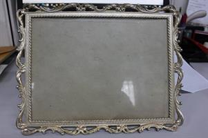 CORNICE IN METALLO ARGENTATO MIS. 27 X21 CM
