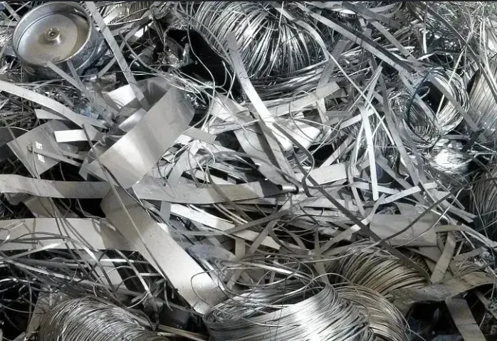 Un mucchio di scarti metallici color alluminio, di varie taglie e forme